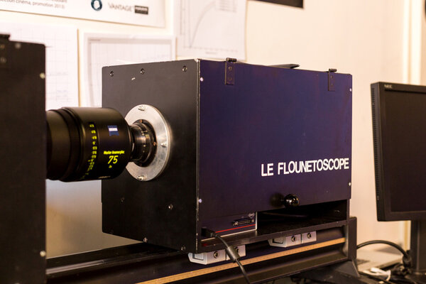 Un objectif Zeiss Master Anamorphic 75 mm monté sur le Flounetoscope
 Photo Romain Bassenne
