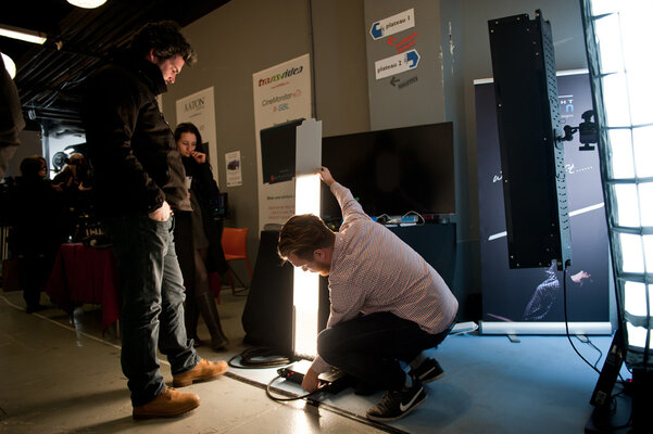 Jean de Montgrand réglant pour un visiteur un éclairage LED SL1 sur le stand Smartlight Motion
 Photo Pauline Maillet
