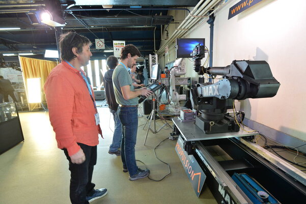Jean Chesneau, à gauche, et Max, le robot, sur le stand Propulsion
 - Photo Alain Curvelier

