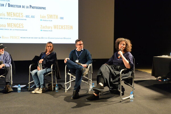 Chris Menges, Oona Menges et Zachary Weckstein lors d’une traduction de Lahidji Massoumeh
 - Photo Alain Curvelier

