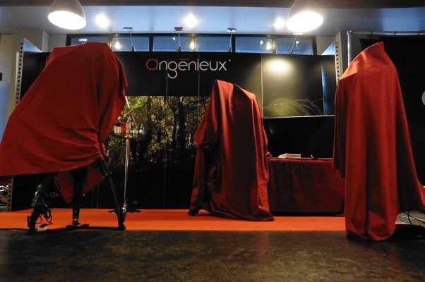 En robe de chambre rouge sur le stand Thales Angénieux
 - Photo Jean-Noël Ferragut

